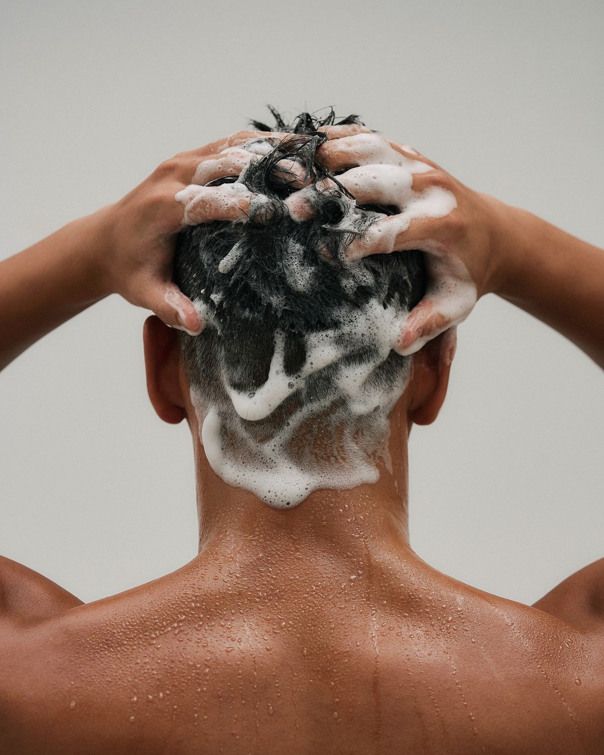Cabelo sendo lavado com shampoo